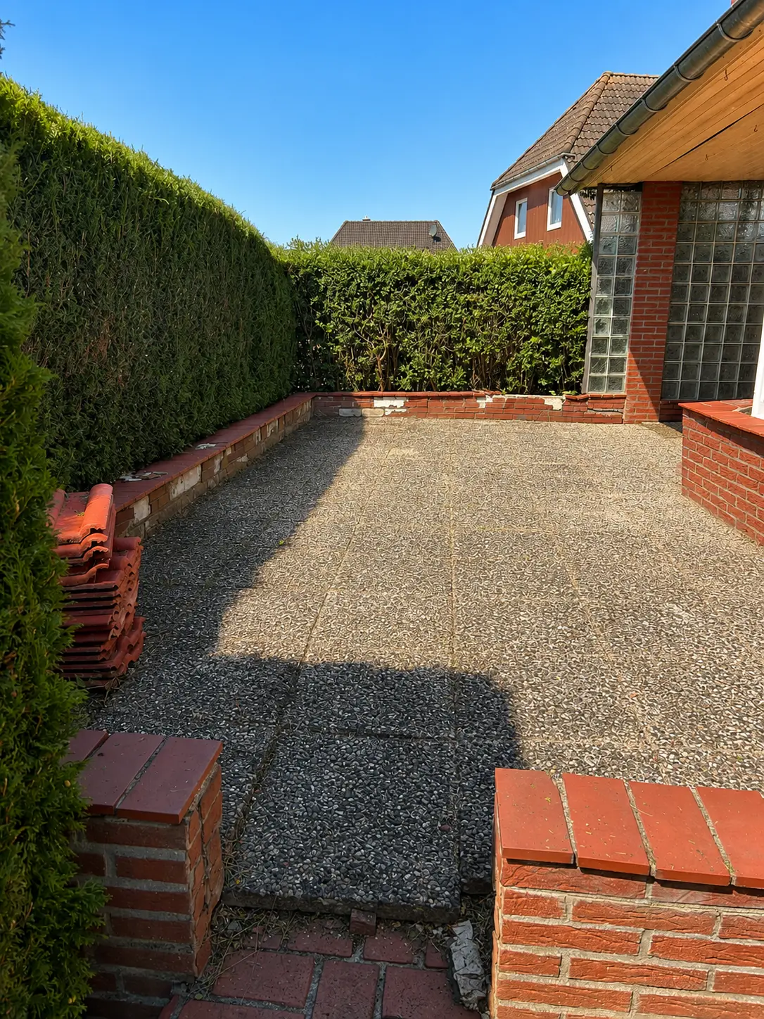 Projekt 01 nachher: gereinigte und geräumte Terrassenfläche